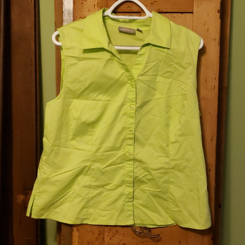 Sleeveless dress shirt